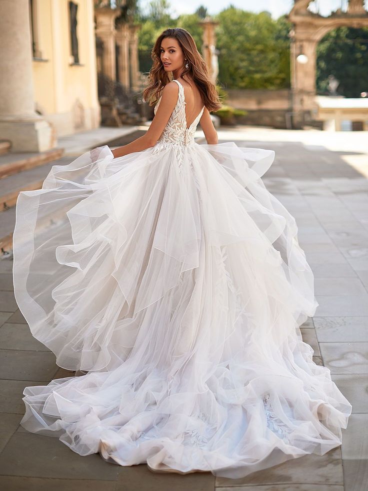 Princess-Style Wedding Dress with Flowy Skirt