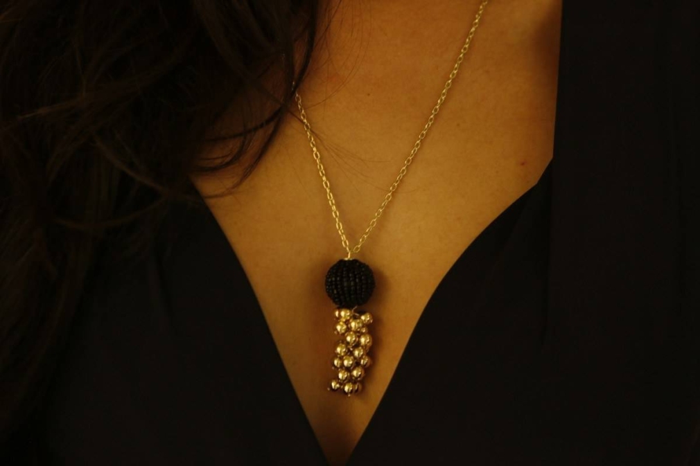 How to Find the Best Jewelry for a Black Dress