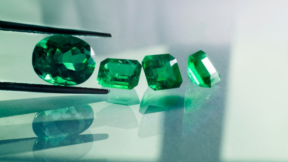 Jade vs Emerald: Which Green Gemstone Is the One for You?