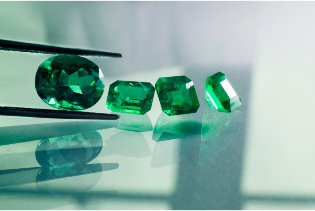 Jade vs Emerald: Which Green Gemstone Is the One for You?